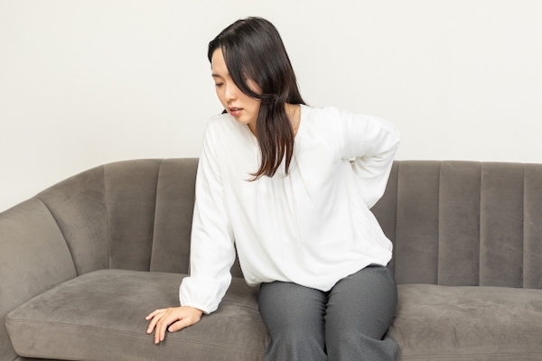 背中の痛み、こんな症状はありませんか?